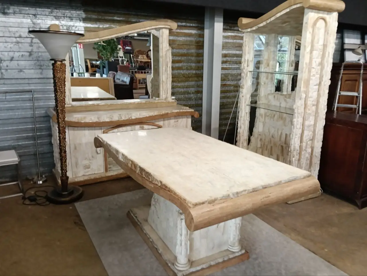 Esszimmer-Set in Steinoptik: Tisch, Sideboard mit Spiegel und Vitrine