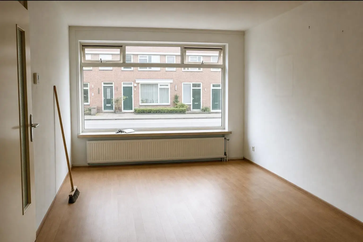 Dezelfde kamer leeg en netjes opgeleverd