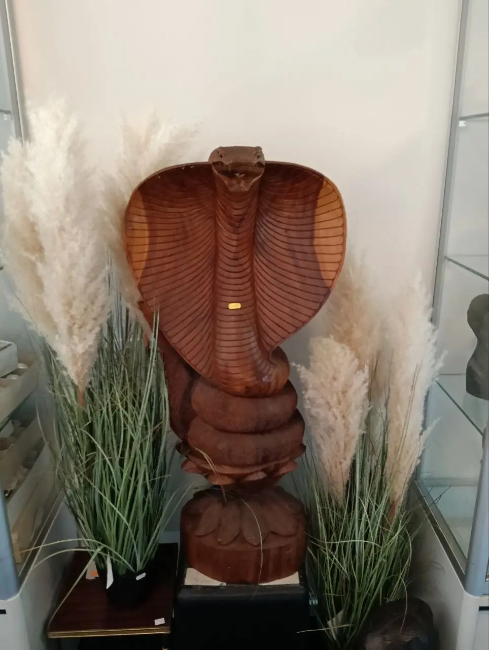 Grote houten cobra, handgesneden